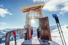 Winter Familienurlaub in Alpbach | © Alpbachtal Tourismus | shootandstyle Zwei Kinder stehen in Winterkleidung unter der Alpbachtal Tür (ein bekannter Fotospot) | © Alpbachtal Tourismus | shootandstyle