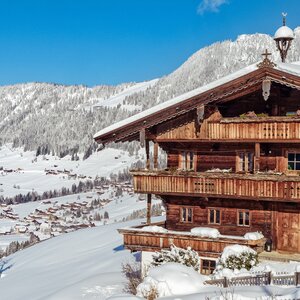 Auf dem Bild zu sehen ist die verschneite Winterlandschaft in Alpbach, im Vordergrund ein altes Bauernhaus | © Alpbachtal Tourismus | B.Berger 