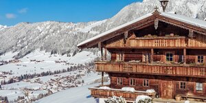 © Alpbachtal Tourismus | B.Berger Auf dem Bild zu sehen ist die verschneite Winterlandschaft in Alpbach, im Vordergrund ein altes Bauernhaus | © Alpbachtal Tourismus | B.Berger