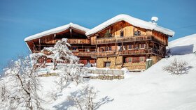 Winterurlaub im Alpbachtal  | © Alpbachtal Tourismus | shootandstyle Zwei Häuser im typisch Alpbachtaler Baustil, umgeben von schöner, verschneiter Winterlandschaft  | © Alpbachtal Tourismus | shootandstyle