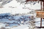 Winterurlaub in Alpbach Blick auf das Dorf Alpbach, eingebettet in eine weiße Winterlandschaft