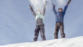 Zwei Kinder haben Spaß abseits der Skipiste und werfen mit Schnee umher | © Ski Juwel Alpbachtal Wildschönau  | shootandstyle 
