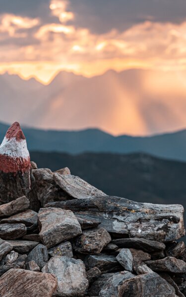Auf dem Bild sieht man ein paar Steine auf einem Berg, der oberste ist rot weiß rot markiert. | © Alpbachtal Tourismus