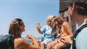 Eine Familie feiert den Gipfelsieg am Wiedersberger Horn in Alpbach und sie klatschen feierlich in die Hände  | © Alpbachtal Tourismus | Mathäus Gartner 