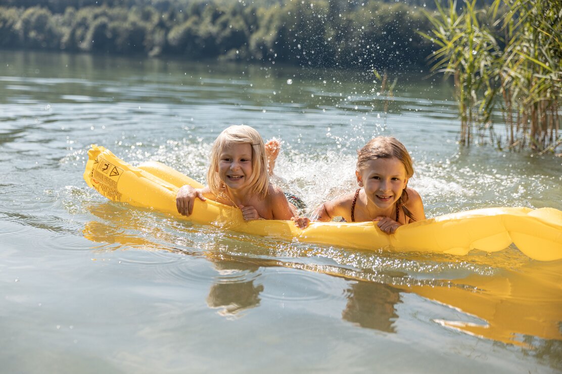 Kinder auf einer Luftmatratze im Reintalersee in Kramsach | © Alpbachtal Tourismus | shootandstyle