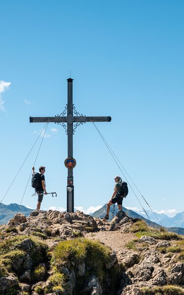 Wanderung zum Gipfelkreuz Gratlspitze | © Alpbachtal Tourismus | shootandstyle Ein Paar genießt gemeinsam den Gipfelsieg am Gipfelkreuz Gratlspitze im Alpbachtal | © Alpbachtal Tourismus | shootandstyle