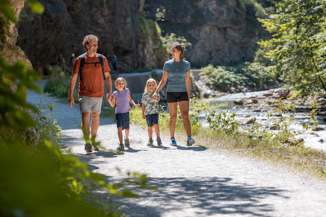 Eine Familie wandert Hand in Hand der Kundler Klamm entlang  | © Alpbachtal Tourismus | shootandstyle 