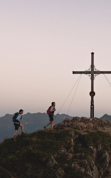 Wanderung Gratlspitze | © Alpbachtal Tourismus | Mathäus Gartner Eine Frau und ein Mann wandern zum Gipfelkreuz des Berges Gratlspitze | © Alpbachtal Tourismus | Mathäus Gartner