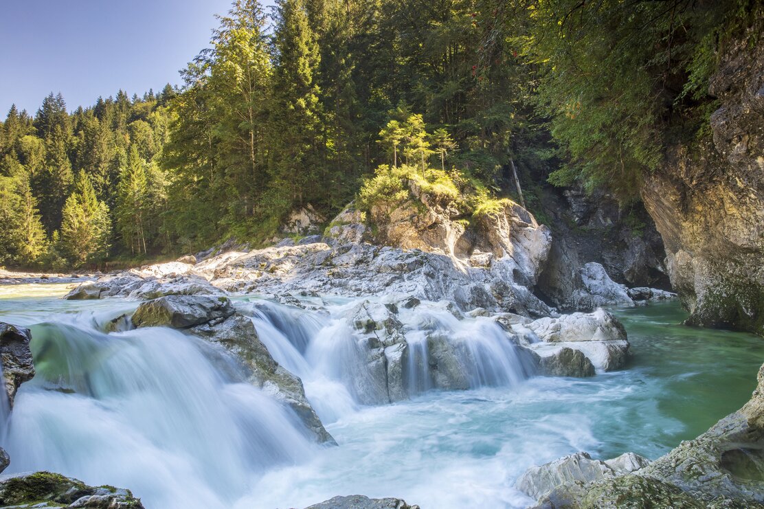 Auf dem Bild zu sehen ist die Pinegger Klamm in Brandenberg mit ihren vielen kleinen Wasserfällen, umgeben von grüner Natur  | © Alpbachtal Tourismus | Matthias Sedlak