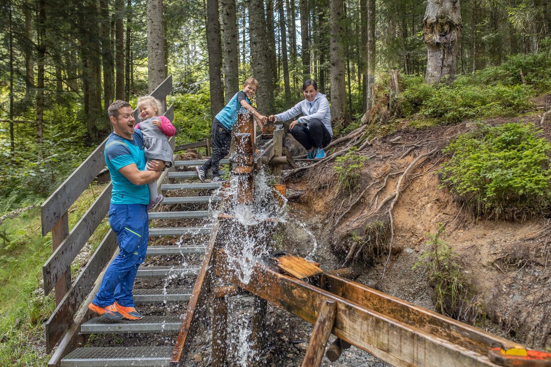Familie im Juppi Zauberwald  | © Alpbacher Bergbahn | shootandstyle