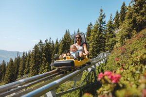 Mutter fährt gemeinsam mit ihrem Sohn eine Runde mit dem Alpine Coaster Lauser Sauser in Alpbach  | © Alpbachtal Tourismus | Mathäus Gartner 
