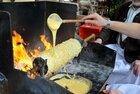 Prügeltorte im Kaiserhaus in Brandenberg | © Alpbachtal Tourismus Nahaufnahme einer Prügeltorte während dem Backprozess im Kaiserhaus in Brandenberg | © Alpbachtal Tourismus