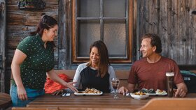 Ein Paar isst genüsslich ihr Essen auf der Holzalm in Brixlegg  | © Alpbachtal Tourismus | Mathäus Gartner
