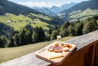 Hütten Jause Wurmhof | © Alpbachtal Tourismus | shootandstyle Die Hütten Jause, bestehend aus Speck, Käse, Senf, Kren und Schnaps ist schön auf einem Holzbrett (mit dem Alpbachtal Logo eingraviert) angerichtet | © Alpbachtal Tourismus | shootandstyle