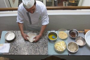 Chef Konditor Reinhard Hacker bei der Arbeit (er macht gerade den Teig für einen Apfelstrudel), im Familienbetrieb Café Konditorei Hacker in Rattenberg | © Alpbachtal Tourismus 