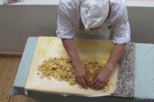Chef Konditor Reinhard Hacker bei der Arbeit (er befüllt gerade den Teig für den Apfelstrudel), im Familienbetrieb Café Konditorei Hacker in Rattenberg | © Alpbachtal Tourismus 