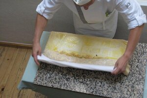 Chef Konditor Reinhard Hacker bei der Arbeit (er rollt gerade den Teig ein für einen Apfelstrudel), im Familienbetrieb Café Konditorei Hacker in Rattenberg | © Alpbachtal Tourismus 