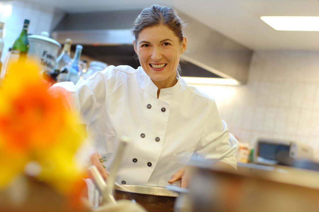 Traudi Sigwart beim Kochen in ihrer Küche, in der Tiroler Weinstube in Brixlegg  | © Alpbachtal Tourismus