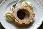 Prügeltorte Kaiserhaus Brandenberg | © Kaiserhaus | Bernd Kregel Auf diesem Bild zu sehen ist ein Stück einer Prügeltorte mit Preiselbeermarmelade und Sahne | © Kaiserhaus | Bernd Kregel