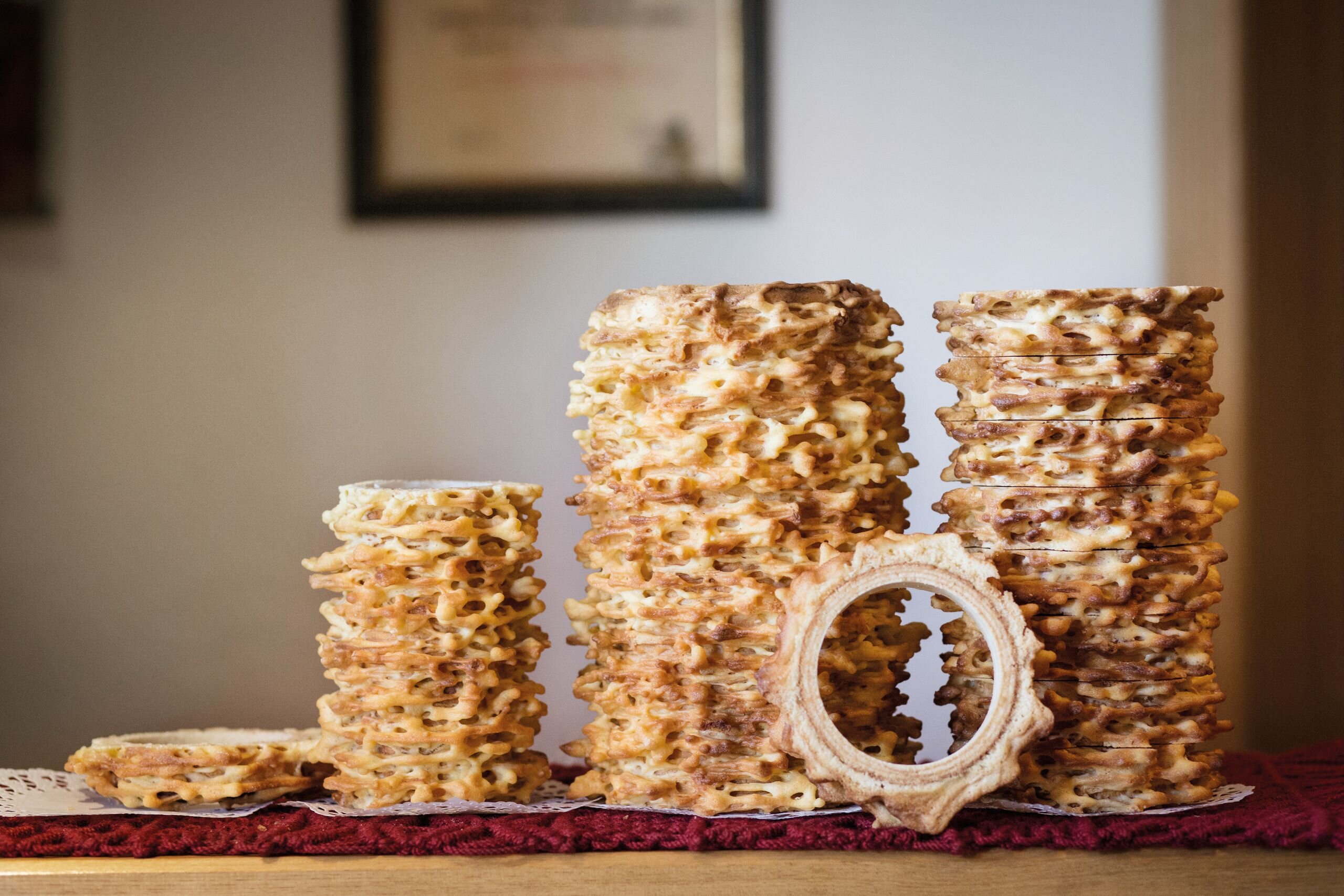 Man sieht drei unterschiedlich große Prügeltorten und einige aufgeschnittene Ringe. | © Alpbachtal Tourismus