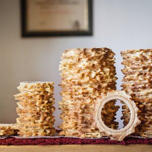 Man sieht drei unterschiedlich große Prügeltorten und einige aufgeschnittene Ringe. | © Alpbachtal Tourismus