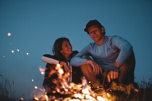 Ein Paar genießt das Herz Jesu Lagerfeuer am Gipfel Gratlspitze | © Alpbachtal Tourismus | Mathäus Gartner