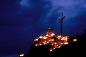 Paar am Gipfel bei Nacht mit Bergfeuer | © Alpbachtal Tourismus