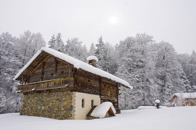 Ein altes Haus des Höfemuseums im Winter bei verschneiter Atmosphäre. | © Alpbachtal Tourismus