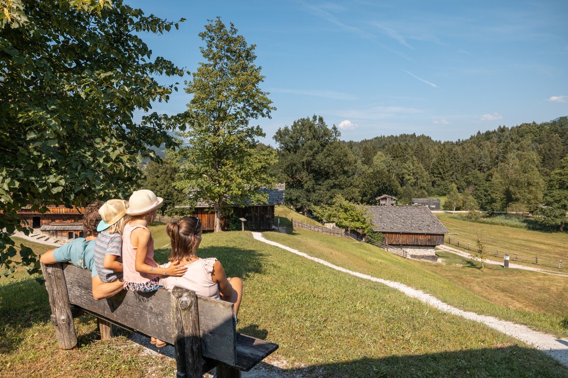 Eine Familie sitzt auf einer Bank im Museum Tiroler Bauernhöfe in Kramsach  | © Alpbachtal Tourismus | shootandstyle