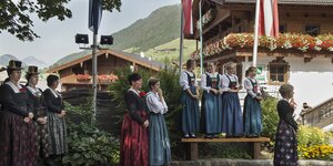 Traditionelle Alpbacher Tracht Herz-Jesu-Prozession | © Alpbachtal Tourismus | Frank Bauer Traditionelle Alpbacher Tracht Herz-Jesu-Prozession | © Alpbachtal Tourismus | Frank Bauer