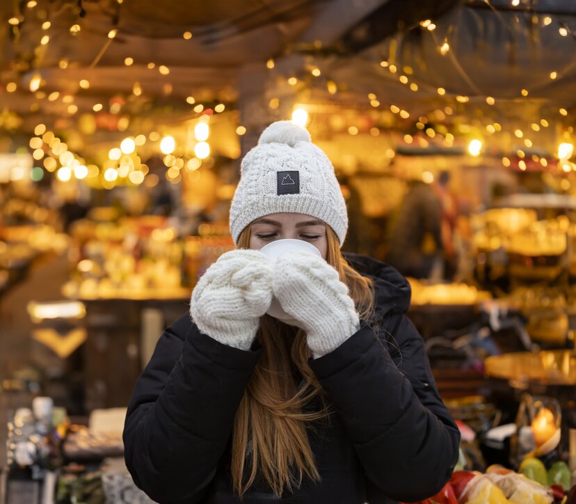 Frau mit Glühwein am Rattenberger Adventmarkt