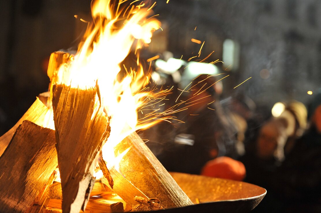 Nahaufnahme eines Lagerfeuers beim Rattenberger Advent  | © Alpbachtal Tourismus