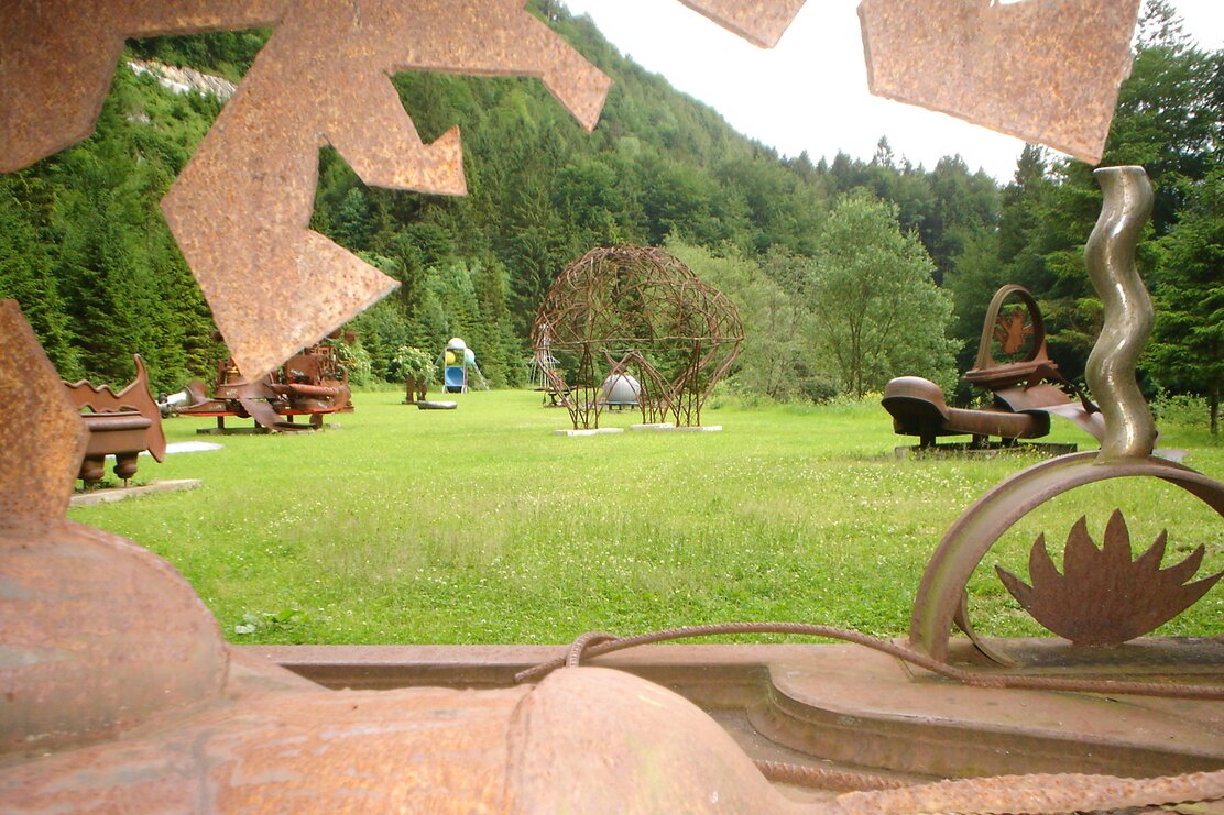 Auf dem Bild zu sehen sind verschiedenste Skulpturen aus dem Skulpturenpark in Kramsach  | © Alpbachtal Tourismus 