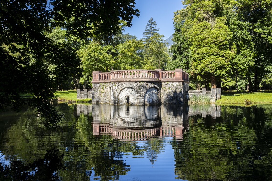 Karpfenteich im Schlosspark Matzen in Brixlegg, umgeben von imposanten Bäumen und schöner Natur | © Alpbachtal Tourismus | Matthias Sedlak 