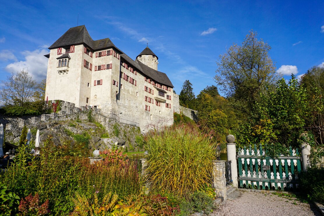 Auf diesem Bild zu sehen ist das Schloss Matzen in Reith i.A., im Vordergrund ein Teich  | © Alpbachtal Tourismus 