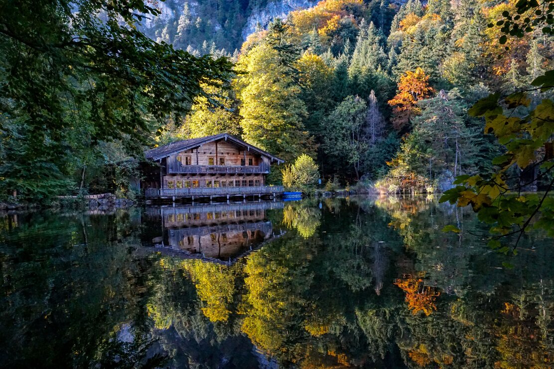 Auf diesem Bild zu sehen, ist der Berglsteinersee sowie das Restaurant 712er Lounge, die Blätter rundherum sind schon bunt gefärbt  | © Alpbachtal Tourismus 