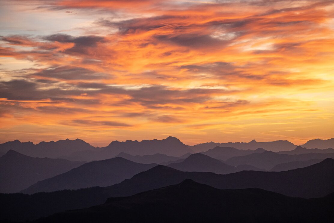 Auf diesem Bild zu sehen, der wunderschöne gelb- und orangefarbene Sonnenuntergang in Alpbach | © Alpbachtal Tourismus | shootandstyle 