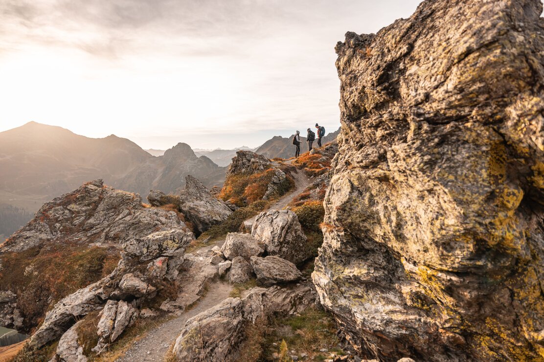 Der schöne Wanderweg in Richtung Sagtaler Spitze mit vielen großen Felsen links und rechts vom Weg, im Hintergrund die schöne Bergkulisse  | © Alpbachtal Tourismus | shootandstyle