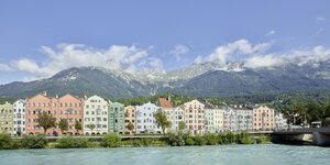 Innsbruck Besichtigung | © Innsbruck Tourismus | Christian Vorhofer Auf diesem Bild zu sehen ist die berühmte Aussicht vom Marktplatz in Innsbruck aus, auf die bunten Häuser sowie auf die Nordkette | © Innsbruck Tourismus | Christian Vorhofer
