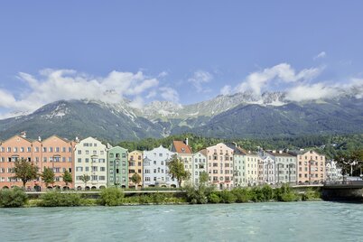 Auf diesem Bild zu sehen ist die berühmte Aussicht vom Marktplatz in Innsbruck aus, auf die bunten Häuser sowie auf die Nordkette  | © Innsbruck Tourismus  | Christian Vorhofer