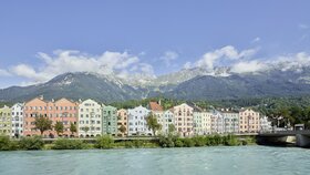 Auf diesem Bild zu sehen ist die berühmte Aussicht vom Marktplatz in Innsbruck aus, auf die bunten Häuser sowie auf die Nordkette  | © Innsbruck Tourismus  | Christian Vorhofer