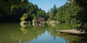 Picknickplatz am Berglsteinersee in Breitenbach | © Alpbachtal Tourismus | Gabriele Grießenböck Auf diesem Bild zu sehen ist der Steg am Berglsteinersee, im Hintergrund sieht man das Restaurant 712er Lounge | © Alpbachtal Tourismus | Gabriele Grießenböck