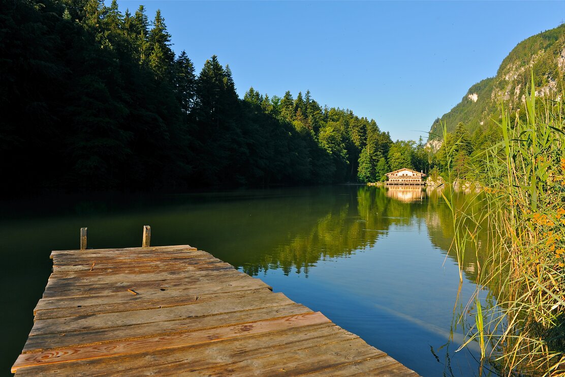Auf diesem Bild zu sehen ist der Berglsteinersee in Breitenbach am Inn, rundherum die blühende Natur  | © Alpbachtal Tourismus 