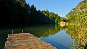 Auf diesem Bild zu sehen ist der Berglsteinersee in Breitenbach am Inn, rundherum die blühende Natur  | © Alpbachtal Tourismus 