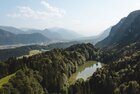 Der Berglsteinersee in Breitenbach | © Alpbachtal Tourismus | Mathäus Gartner Eine Luftaufnahme des Berglsteinersees in Breitenbach | © Alpbachtal Tourismus | Mathäus Gartner