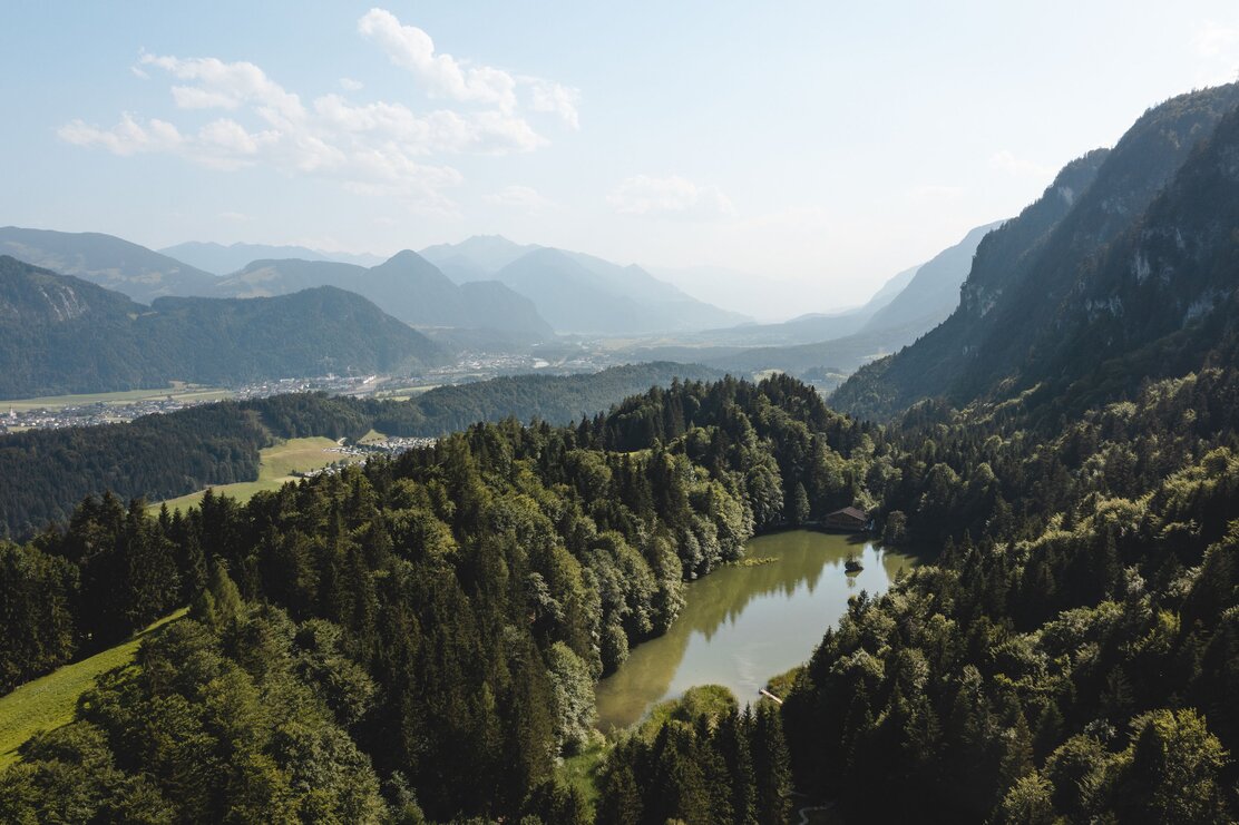 Eine Luftaufnahme des Berglsteinersees in Breitenbach  | © Alpbachtal Tourismus | Mathäus Gartner 