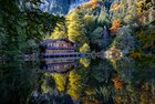 Herbst am Berglsteinersee | © Alpbachtal Tourismus Herbstliche Stimmung am Berglsteinersee, im Hintergrund zu sehen ist das Restaurant 712er Lounge | © Alpbachtal Tourismus