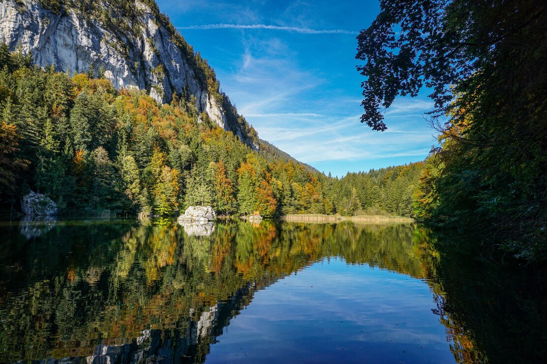 Berglsteinersee umgeben von bunter Herbstlandschaft und Sonnenschein  | © Alpbachtal Tourismus 