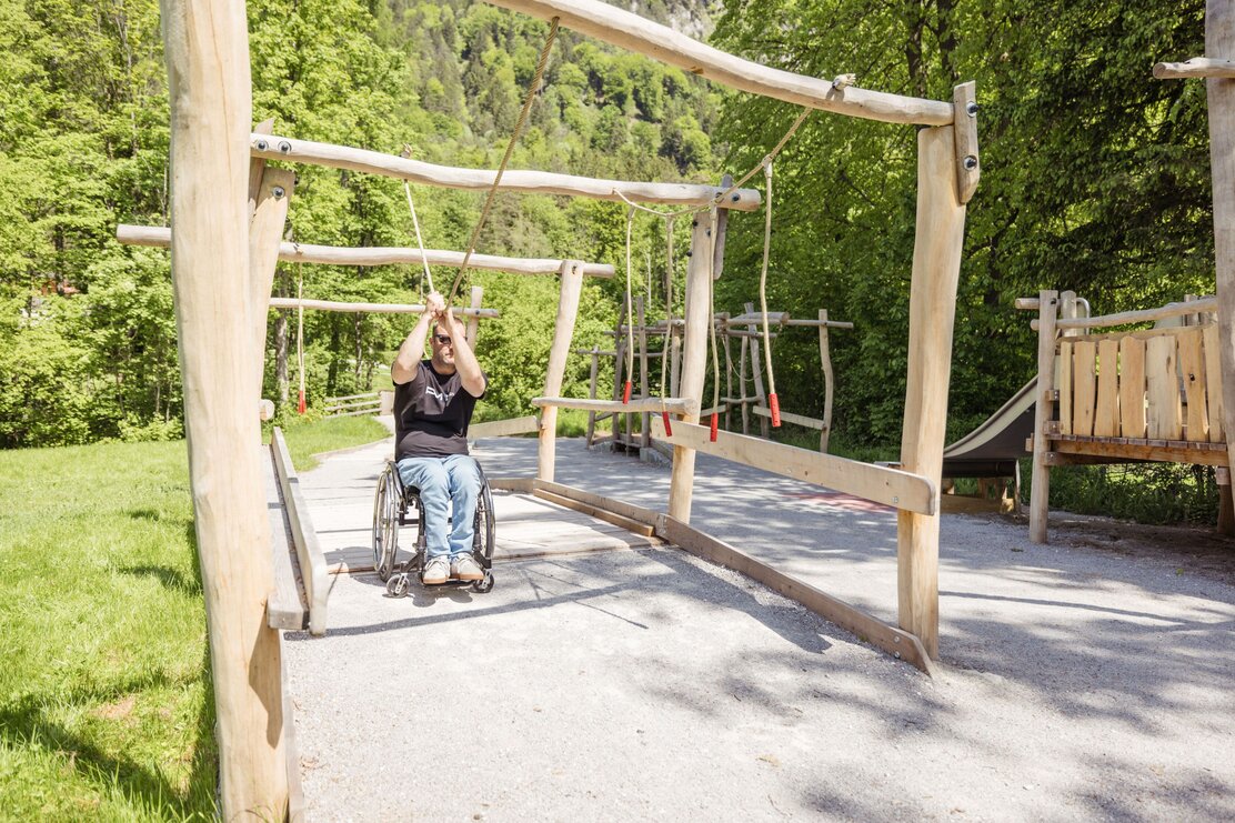 Auf diesem Bild zu sehen ist ein Mann im Rollstuhl, im Barrierefreien Bewegungspark am Reintalersee in Kramsach  | © Alpbachtal Tourismus | shootandstyle 