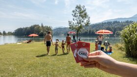 Familie auf dem Weg in den Reintalersee am Badestrand von Camping Seehof  | © Alpbachtal Tourismus | shootandstyle